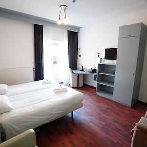 Zimmer mit zwei Einzelbetten für Gäste mit Behinderungen